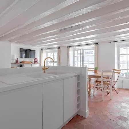 3 Rooms, View On Roofs Chic & Cosy - 70 M2 Apartment Paris