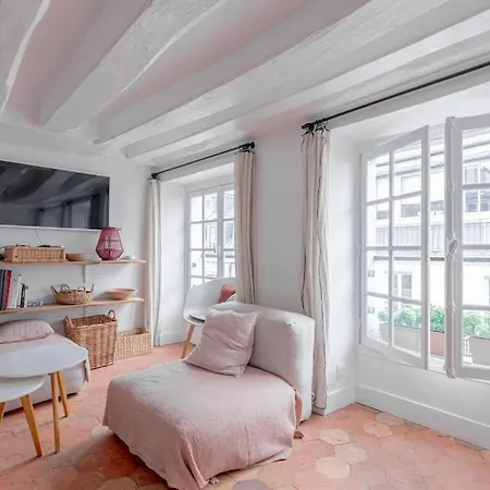 3 Rooms, View On Roofs Chic & Cosy - 70 M2 Apartment