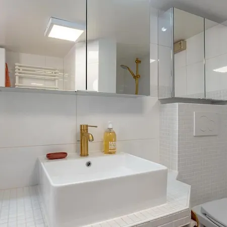 3 Rooms, View On Roofs Chic & Cosy - 70 M2 Apartment Paris