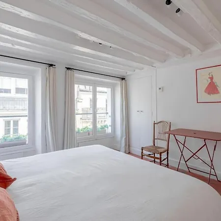 3 Rooms, View On Roofs Chic & Cosy - 70 M2 Apartment *